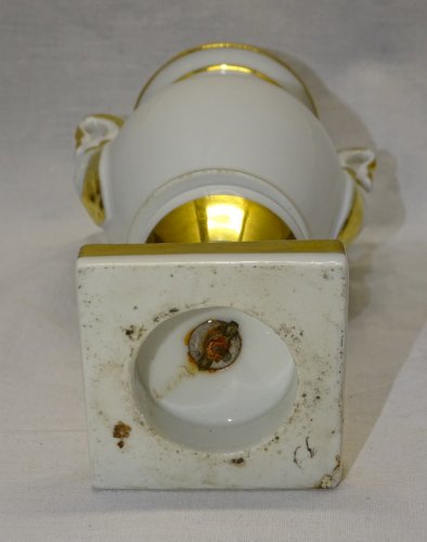 -JOLI ANCIEN VASE STYLE EMPIRE EN PORCELAINE 1 ANSE RECOLLEE VITRINE    D