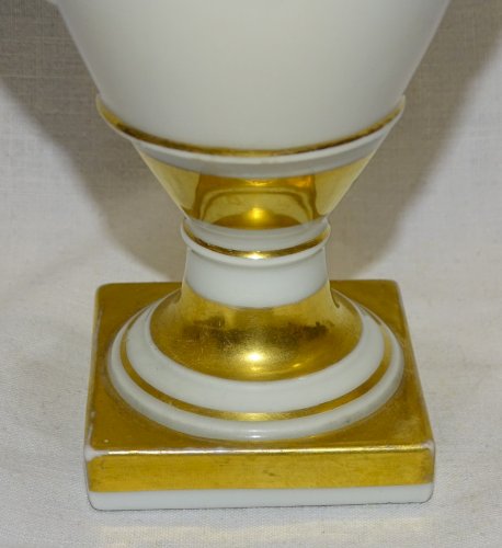 -JOLI ANCIEN VASE STYLE EMPIRE EN PORCELAINE 1 ANSE RECOLLEE VITRINE    D