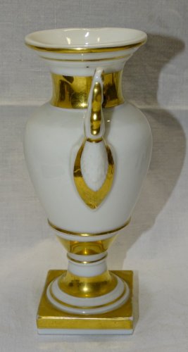 -JOLI ANCIEN VASE STYLE EMPIRE EN PORCELAINE 1 ANSE RECOLLEE VITRINE    D