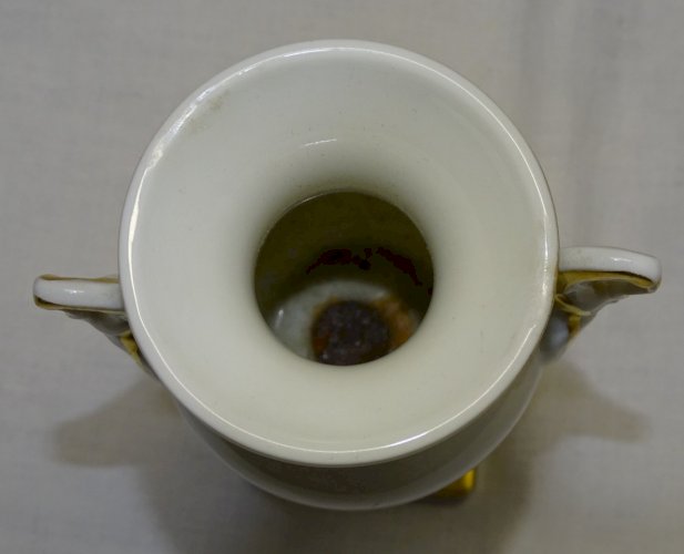 -JOLI ANCIEN VASE STYLE EMPIRE EN PORCELAINE 1 ANSE RECOLLEE VITRINE    D