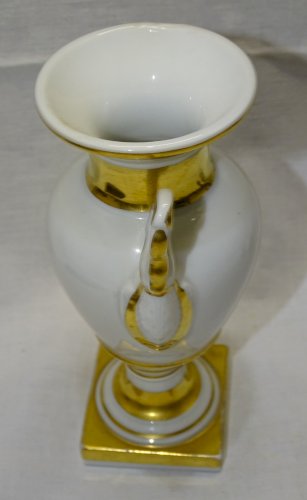 -JOLI ANCIEN VASE STYLE EMPIRE EN PORCELAINE 1 ANSE RECOLLEE VITRINE    D