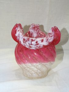 - JOLI ANCIEN VASE VERRE CLICHY BLANC et ROSE MOUCHETE COLLECTION VITRINE     D