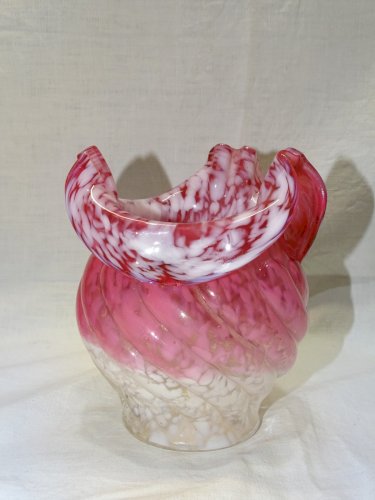 - JOLI ANCIEN VASE VERRE CLICHY BLANC et ROSE MOUCHETE COLLECTION VITRINE     D