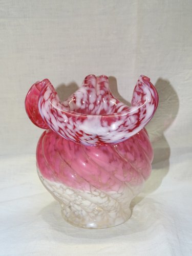 - JOLI ANCIEN VASE VERRE CLICHY BLANC et ROSE MOUCHETE COLLECTION VITRINE     D