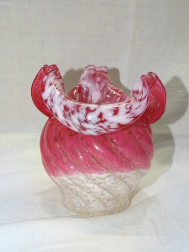 - JOLI ANCIEN VASE VERRE CLICHY BLANC et ROSE MOUCHETE COLLECTION VITRINE     D