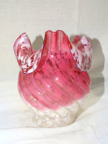 - JOLI ANCIEN VASE VERRE CLICHY BLANC et ROSE MOUCHETE COLLECTION VITRINE     D