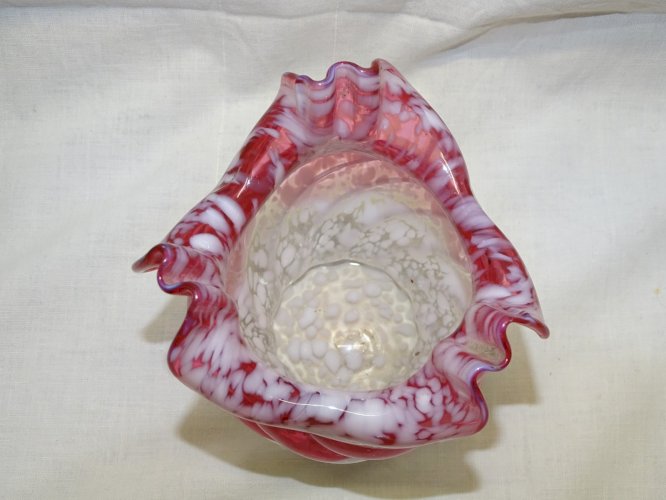 - JOLI ANCIEN VASE VERRE CLICHY BLANC et ROSE MOUCHETE COLLECTION VITRINE     D