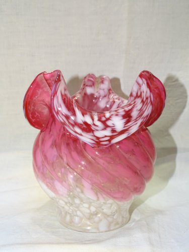 - JOLI ANCIEN VASE VERRE CLICHY BLANC et ROSE MOUCHETE COLLECTION VITRINE     D