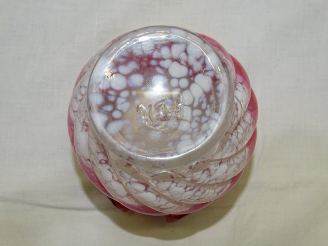 - JOLI ANCIEN VASE VERRE CLICHY BLANC et ROSE MOUCHETE COLLECTION VITRINE     D