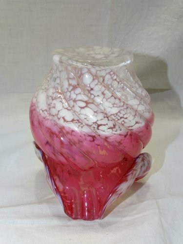 - JOLI ANCIEN VASE VERRE CLICHY BLANC et ROSE MOUCHETE COLLECTION VITRINE     D