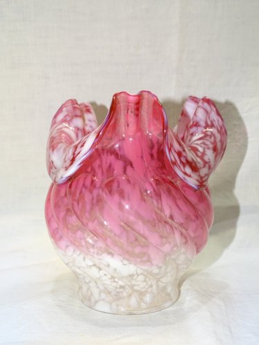 - JOLI ANCIEN VASE VERRE CLICHY BLANC et ROSE MOUCHETE COLLECTION VITRINE     D