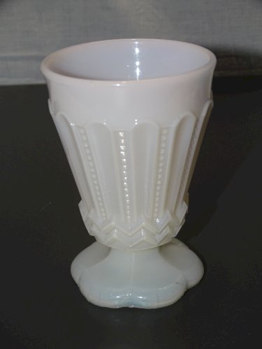 -JOLI ANCIEN VERRE CALICE OPALINE BLANCHE COLLECTION DECO VITRINE      D