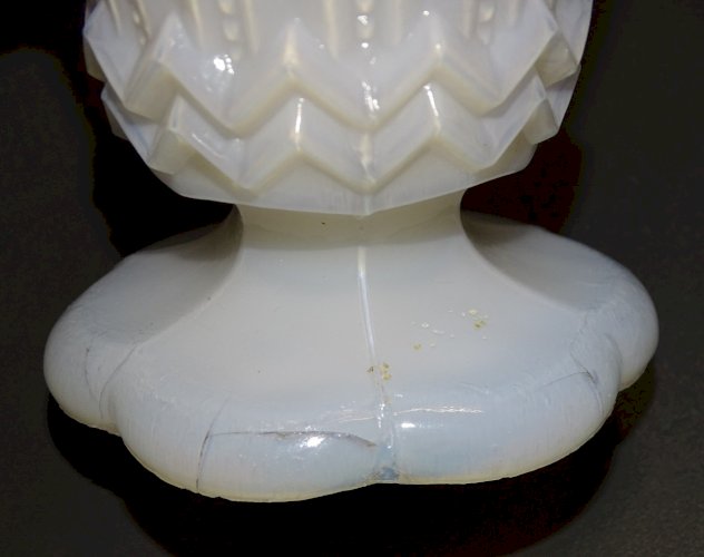 -JOLI ANCIEN VERRE CALICE OPALINE BLANCHE COLLECTION DECO VITRINE      D