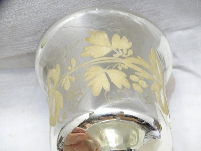 -JOLI ANCIEN VERRE CALICE VERRE EGLOMISE décor de FEUILLES COLLECTION VITRINE  D