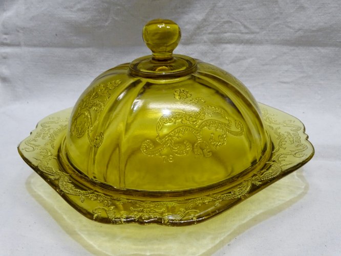 -JOLI BEURRIER VERRE Moulé couleur JAUNE Mordoré  décor de FEUILLAGE VOLUTES   D