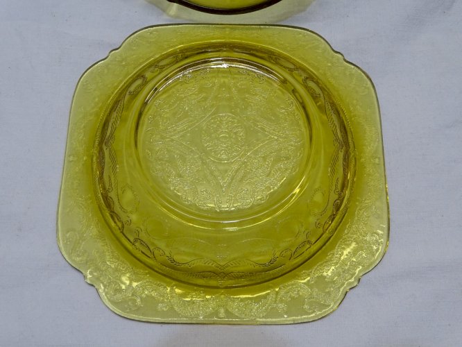 -JOLI BEURRIER VERRE Moulé couleur JAUNE Mordoré  décor de FEUILLAGE VOLUTES   D