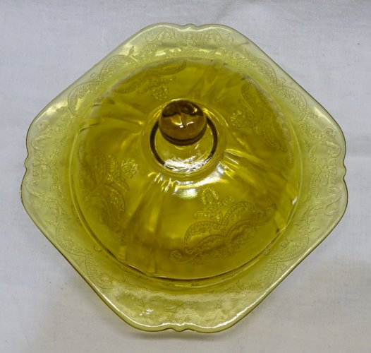 -JOLI BEURRIER VERRE Moulé couleur JAUNE Mordoré  décor de FEUILLAGE VOLUTES   D