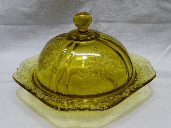 -JOLI BEURRIER VERRE Moulé couleur JAUNE Mordoré  décor de FEUILLAGE VOLUTES   D
