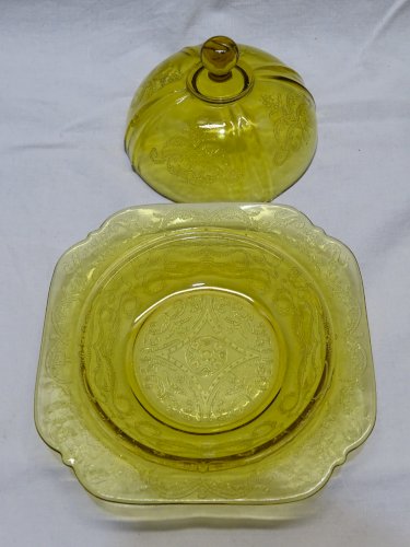 -JOLI BEURRIER VERRE Moulé couleur JAUNE Mordoré  décor de FEUILLAGE VOLUTES   D