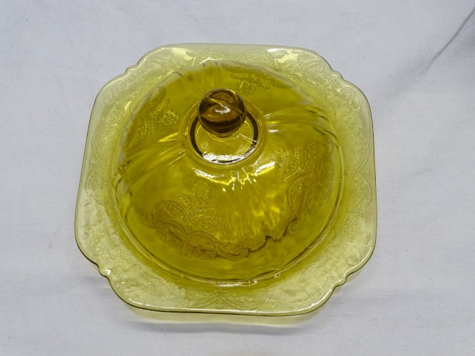 -JOLI BEURRIER VERRE Moulé couleur JAUNE Mordoré  décor de FEUILLAGE VOLUTES   D