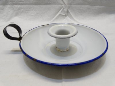 -JOLI BOUGEOIR A MAIN TÔLE EMAILLEE BLANC BORDS BLEUS COLLECTION DECO    D