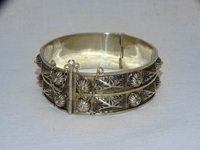 -JOLI BRACELET ARGENT JONC FLEURS ET MOTIFS EN EPAISSEUR BIJOU VINTAGE   D
