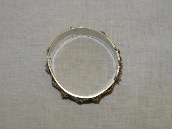 -JOLI BRACELET ARGENT JONC FLEURS ET MOTIFS EN EPAISSEUR BIJOU VINTAGE   D