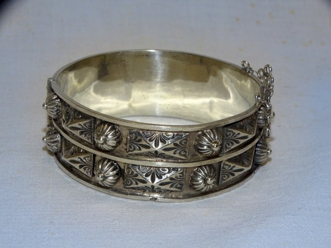 -JOLI BRACELET ARGENT JONC FLEURS ET MOTIFS EN EPAISSEUR BIJOU VINTAGE   D