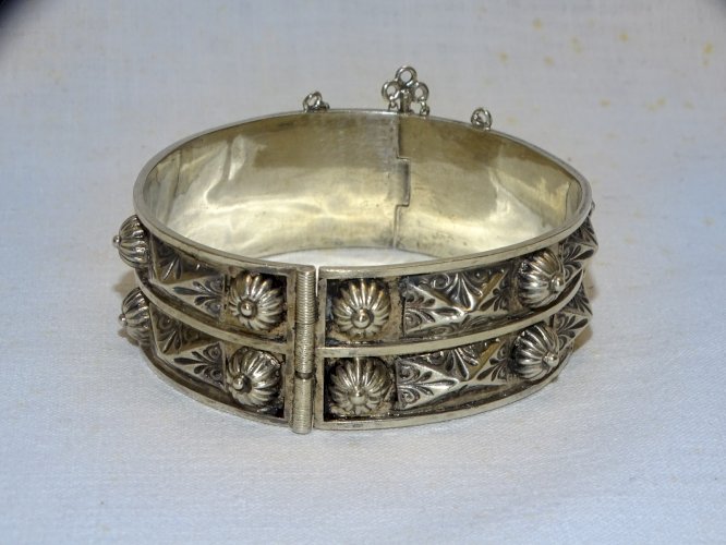 -JOLI BRACELET ARGENT JONC FLEURS ET MOTIFS EN EPAISSEUR BIJOU VINTAGE   D