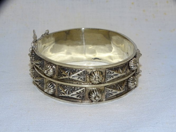-JOLI BRACELET ARGENT JONC FLEURS ET MOTIFS EN EPAISSEUR BIJOU VINTAGE   D