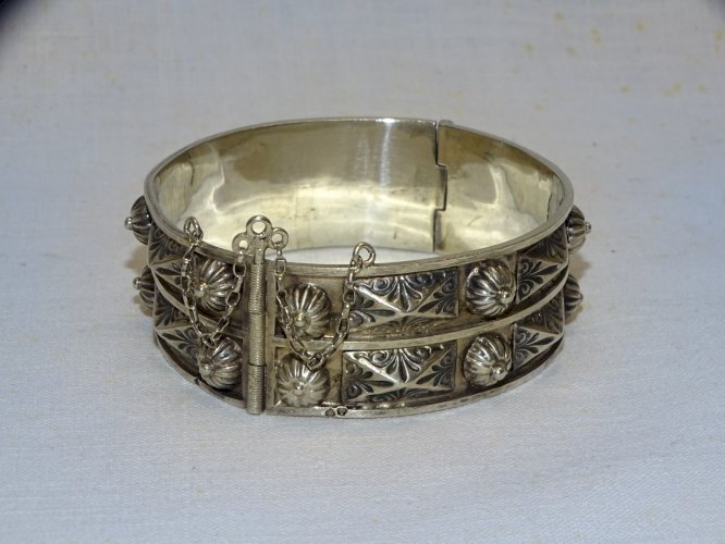 -JOLI BRACELET ARGENT JONC FLEURS ET MOTIFS EN EPAISSEUR BIJOU VINTAGE   D