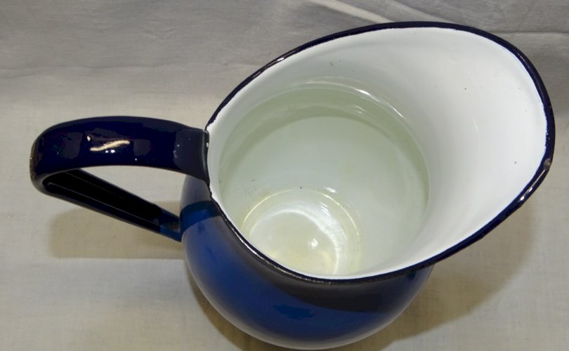 - JOLI BROC TOLE EMAILLEE EMAIL BLEU INTERIEUR BLANC Marqué TAVO LINA   D