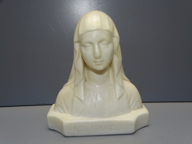 -JOLI BUSTE NOTRE DAME de LOURDES signé  Ch MAILLARD en ALBATRE COLLECTION   D
