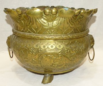 -JOLI CACHE POT ANCIEN EN LAITON REPOUSSE DECOR D'UN DRAGON TETE DE LIONS    D