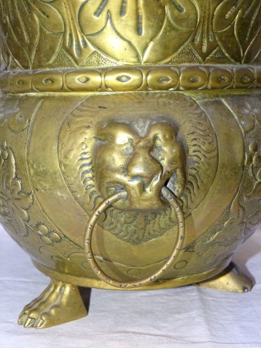 -JOLI CACHE POT ANCIEN EN LAITON REPOUSSE DECOR D'UN DRAGON TETE DE LIONS    D