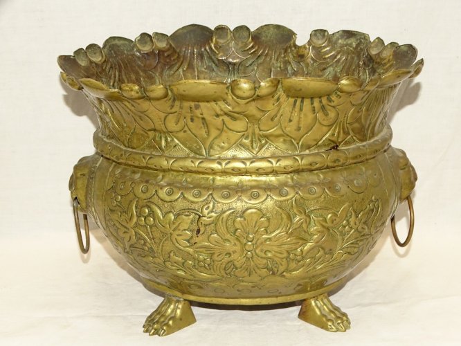 -JOLI CACHE POT ANCIEN EN LAITON REPOUSSE DECOR D'UN DRAGON TETE DE LIONS    D