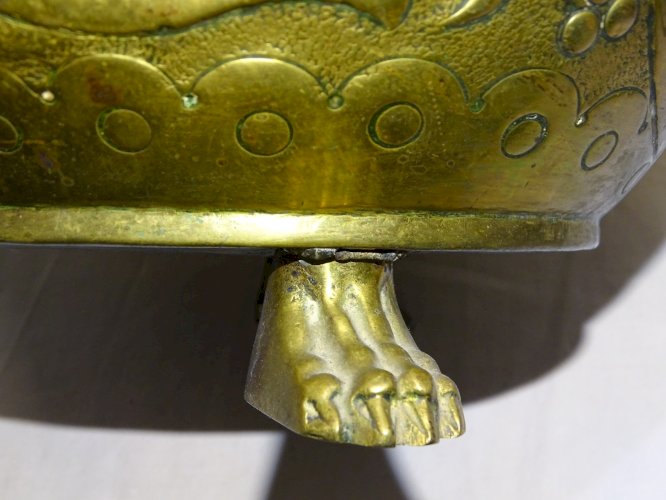 -JOLI CACHE POT ANCIEN EN LAITON REPOUSSE DECOR D'UN DRAGON TETE DE LIONS    D