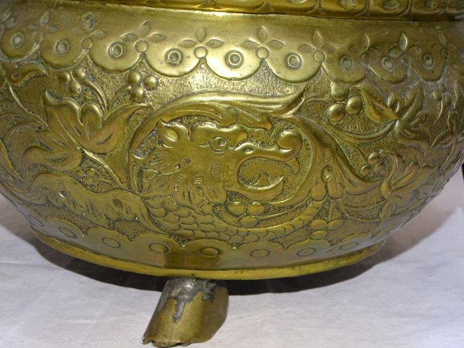 -JOLI CACHE POT ANCIEN EN LAITON REPOUSSE DECOR D'UN DRAGON TETE DE LIONS    D