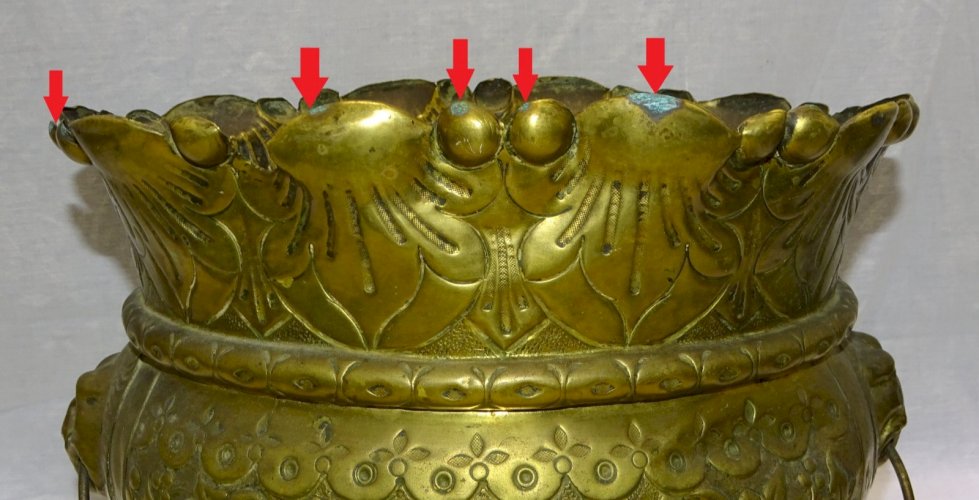 -JOLI CACHE POT ANCIEN EN LAITON REPOUSSE DECOR D'UN DRAGON TETE DE LIONS    D
