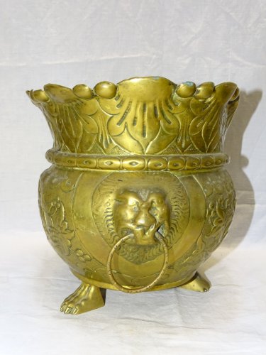 -JOLI CACHE POT ANCIEN EN LAITON REPOUSSE DECOR D'UN DRAGON TETE DE LIONS    D