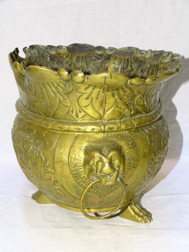 -JOLI CACHE POT ANCIEN EN LAITON REPOUSSE DECOR D'UN DRAGON TETE DE LIONS    D