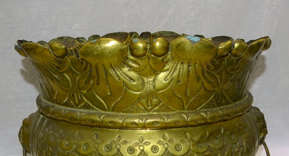 -JOLI CACHE POT ANCIEN EN LAITON REPOUSSE DECOR D'UN DRAGON TETE DE LIONS    D