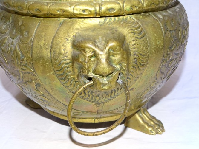 -JOLI CACHE POT ANCIEN EN LAITON REPOUSSE DECOR D'UN DRAGON TETE DE LIONS    D