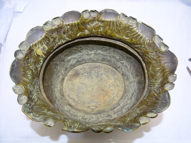 -JOLI CACHE POT ANCIEN EN LAITON REPOUSSE DECOR D'UN DRAGON TETE DE LIONS    D
