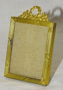 BEAUTIFUL MINIATURE FRAME with BRASS BOW EMPIRE STYLE GOLDEN METAL DISPLAY CASE D