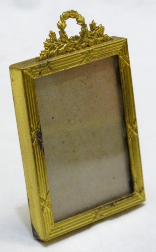 - JOLI CADRE MINIATURE avec NOEUD LAITON STYLE EMPIRE tour METAL Doré VITRINE  D