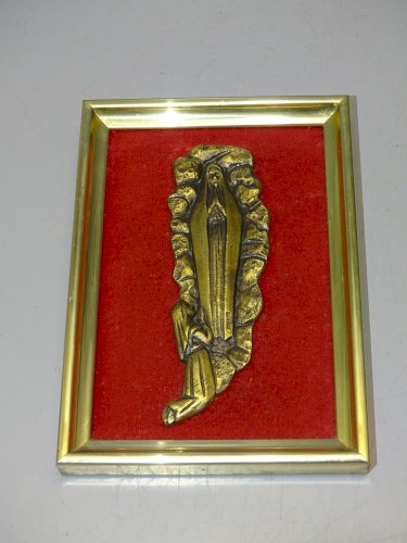 -JOLI CADRE SAINTE VIERGE LOURDES en BRONZE Ciselé sur VELOURS CADRE LAITON  D