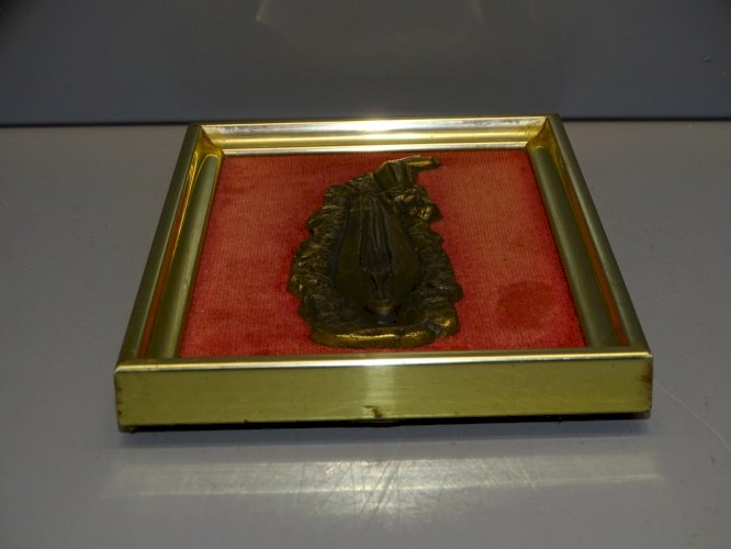 -JOLI CADRE SAINTE VIERGE LOURDES en BRONZE Ciselé sur VELOURS CADRE LAITON  D