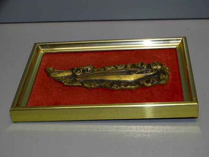 -JOLI CADRE SAINTE VIERGE LOURDES en BRONZE Ciselé sur VELOURS CADRE LAITON  D