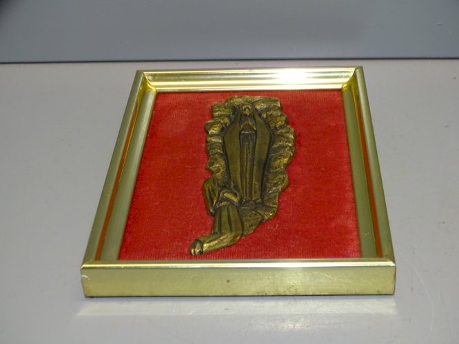 -JOLI CADRE SAINTE VIERGE LOURDES en BRONZE Ciselé sur VELOURS CADRE LAITON  D